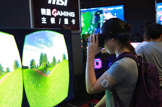 图注:观众现场免费体验VR 图注:观众现场免费体验VR